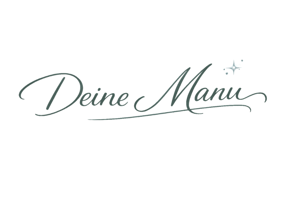 Elegante handschriftliche Signatur „Deine Manu“ in sanftem Grün auf weißem Hintergrund.